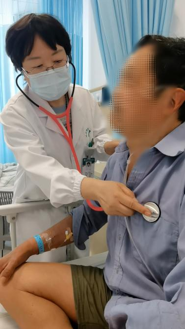郭光云主任正在检查患者康复情况