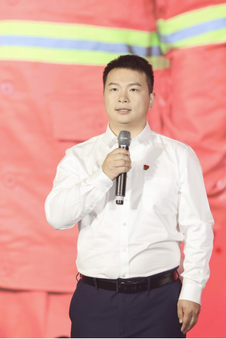 全国住房和城乡建设系统劳动模范、武汉江城天美保洁有限公司环卫督导邓威。长江日报记者胡冬冬 摄