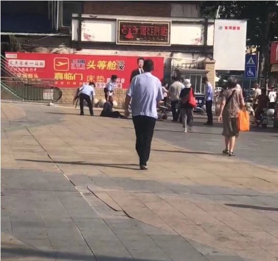 枣阳男子沿街砍人被市民扔水桶阻止 目击者：凶手被水桶砸中后停手