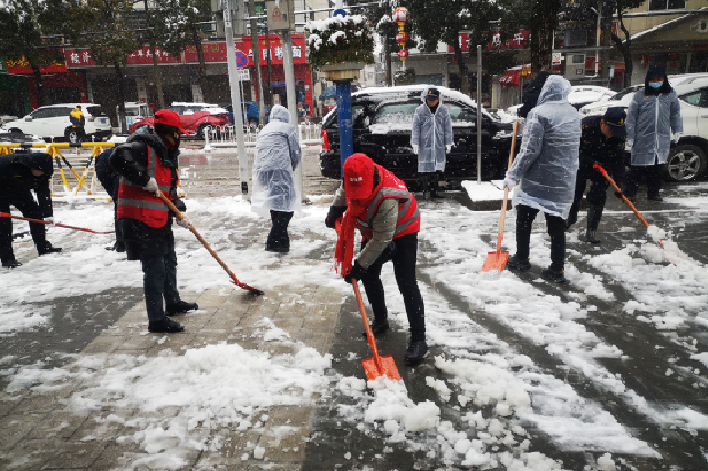 新洲区邾城街利用路长制工作机制 发动社会力量快速除雪