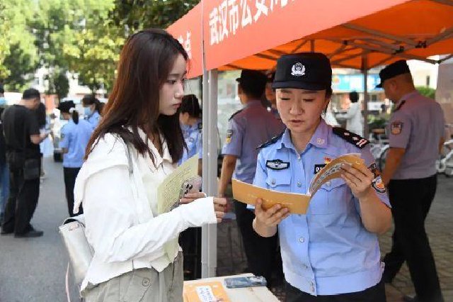 武汉公安全力护航高校开学季