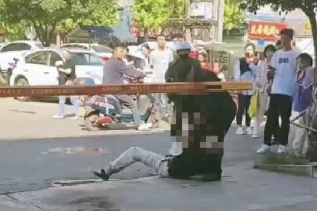 湖北南漳两老人当街扭打一人被刀刺死，警方介入调查