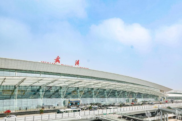 舱门直达校门 天河机场开通免费返校直通车