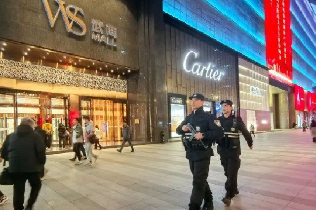 臨近歲末，武漢警方強(qiáng)化街頭巡防守護(hù)群眾身邊安全