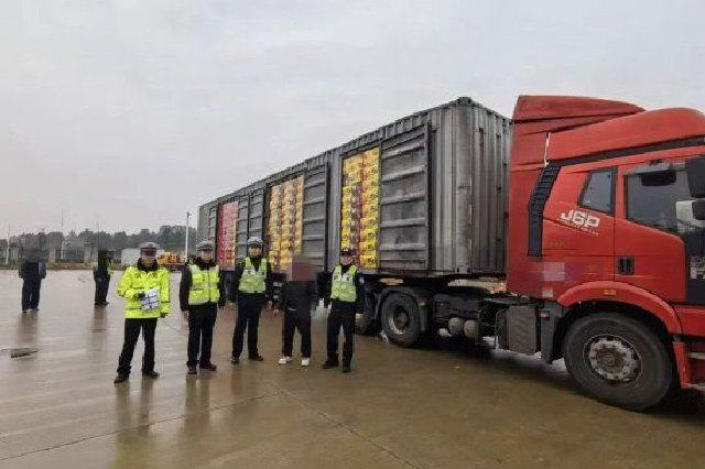 打击非法储运销烟花爆竹|武汉交警连查3起非法运输烟花爆竹案