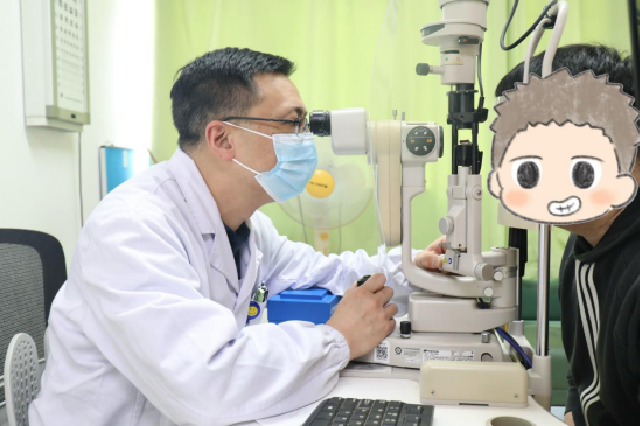 （武汉市第一医院（武汉市中西医结合医院）眼科副主任医师鲁铭为患者做眼部检查 通讯员代雨朦 摄）