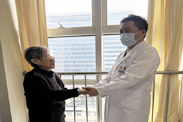 熊奶奶第一次不拄拐下床活动