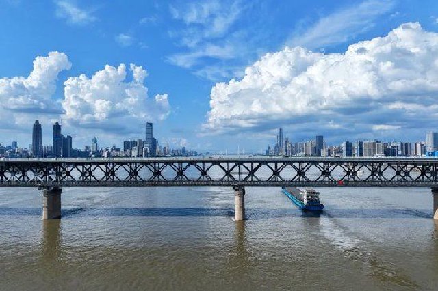 彩虹、巨云、世纪晚霞！武汉又晴又雨，网友：这合理吗？