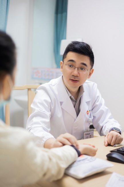 杨家耀为患者进行面诊后开出适合个人体质的私人订制膏方。(通讯员代雨朦 摄)