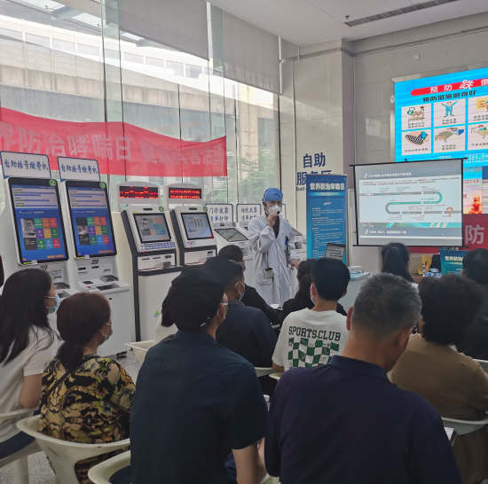 5月7日，武汉市肺科医院在门诊大厅进行世界哮喘日健康科普活动