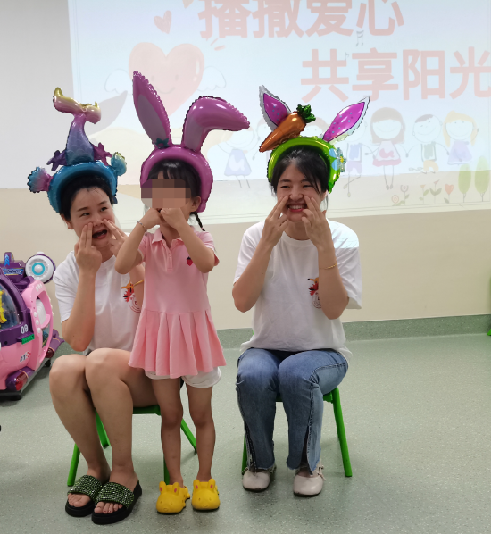 志愿者们教孩子们穴位按摩