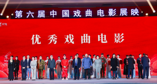 苗炜基导演在领授荣誉现场(后排右起第七人)