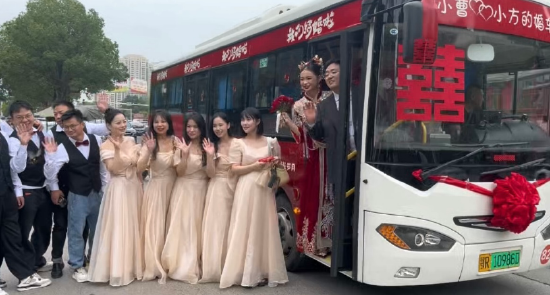 天门一对新人用公交车作为婚车。（资料图）