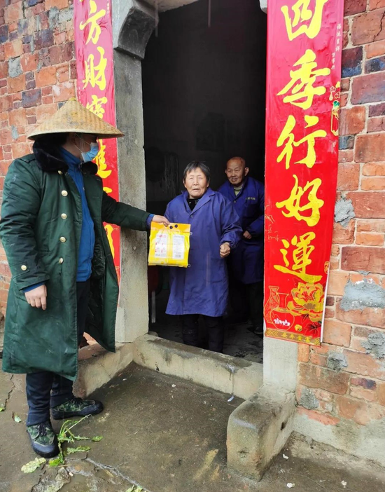 江夏抗疫故事斗笠书记胡世林