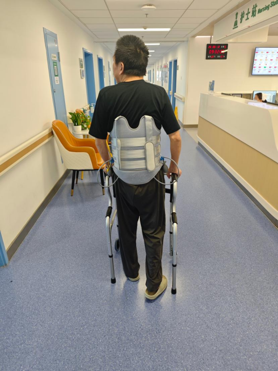 老李已经下床活动