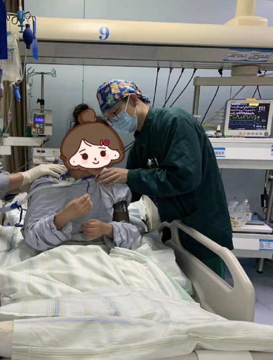 重症监护室医护人员为清醒后的小美拍背排痰