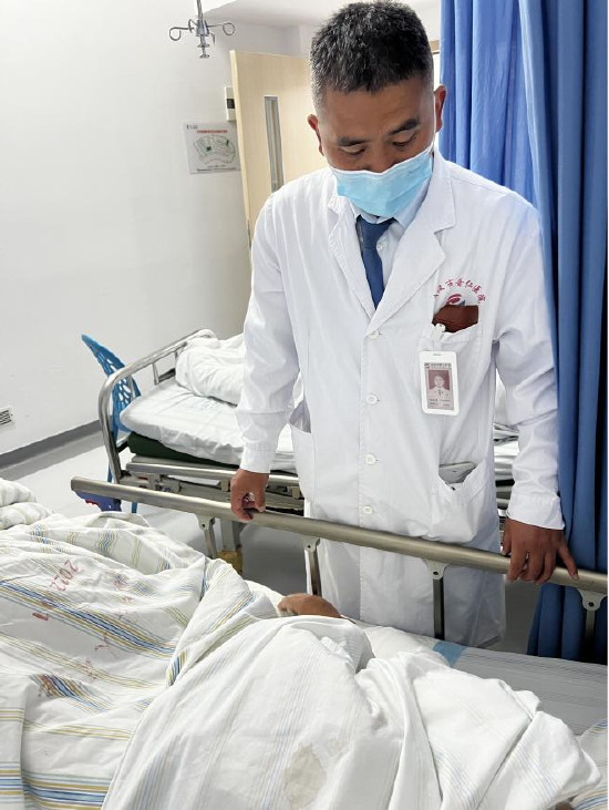 主治医师李健伟为患者查房