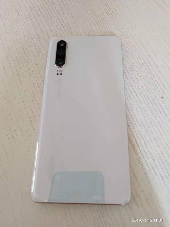 武昌环卫工捡到崭新华为p30手机物归原主获点赞