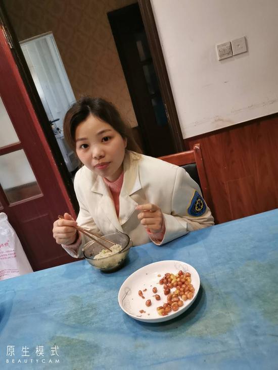 张静正在站点吃午饭