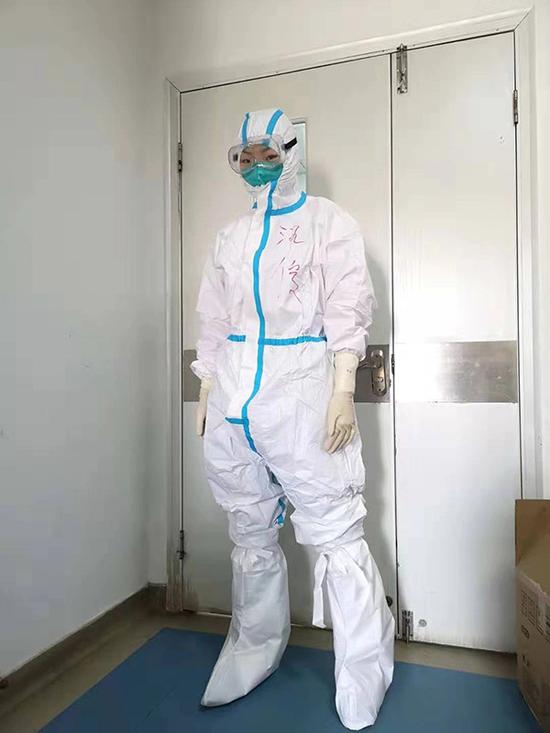 汪俊去年穿着防护服.受访者图