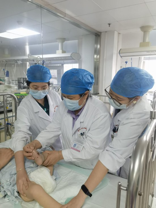儿童重症医学科许慧主任在检查冉冉的伤口