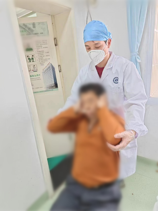 呼吸四病区康复师郭子豪正在为一名患者进行肺康复运动指导