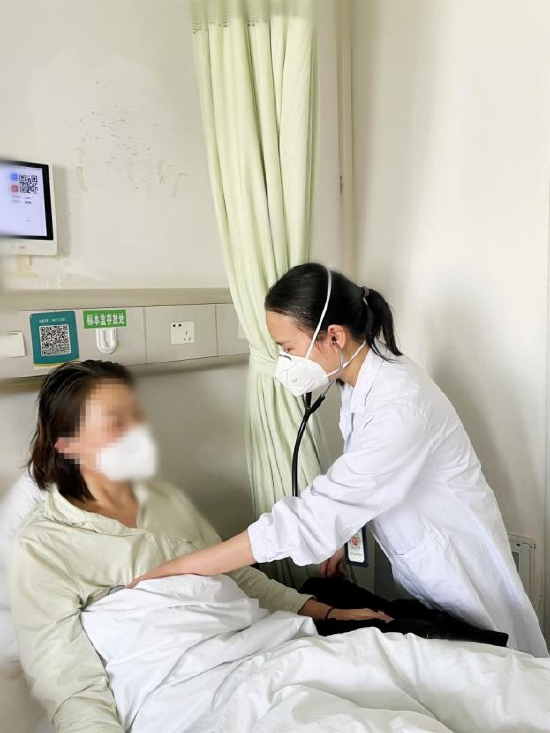 劉修平醫(yī)生正在檢查患者治療情況