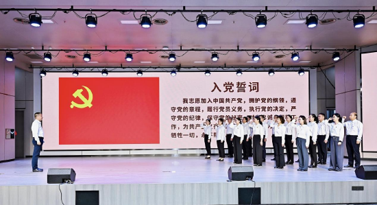 武汉市第一医院（武汉市中西医结合医院）庆“七一”活动现场，党员重温入党誓词