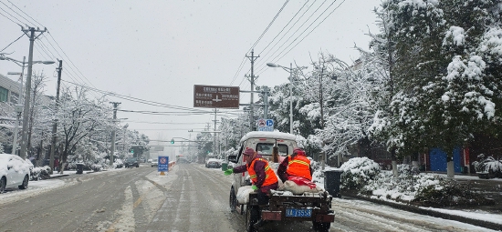 以雪为令 新年首个工作日武汉新洲城管战雪除冰保畅通