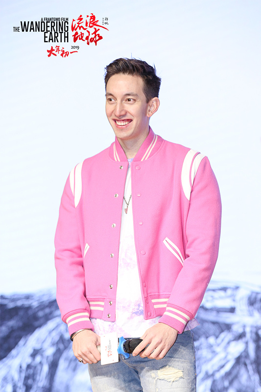 mike隋听到全场呼喊咧嘴一笑