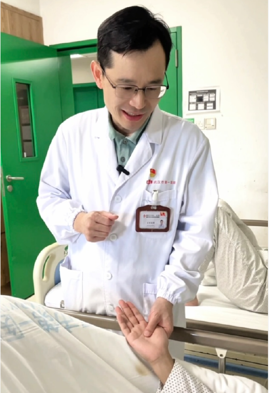 武汉市第一医院医护坚守“无假日医院”承诺，罗东主任为手汗症患者术后查房中 通讯员喻雅婷 摄