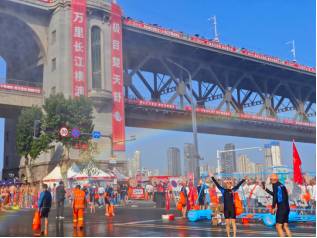 图：第50届渡江节雾炮车为选手喷雾降温