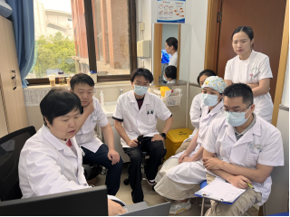 冯教授与团队深入研讨治疗方案