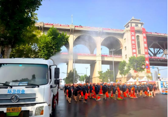 图：第50届渡江节雾炮车为选手喷雾降温