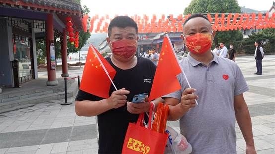 游客手持国旗 徐刚 摄