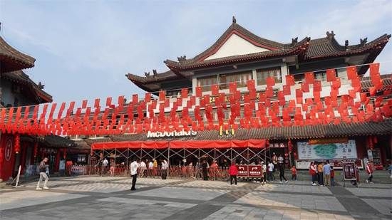 武当山红旗飘扬 徐刚 摄