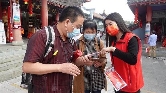 志愿者为游客服务 徐刚 摄