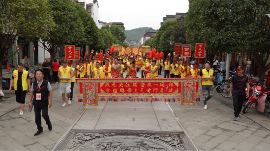 闽台地区5000人游客团队来武当山旅游 徐刚摄