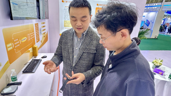工作人员向观展者展示卒中急救患者定位手环