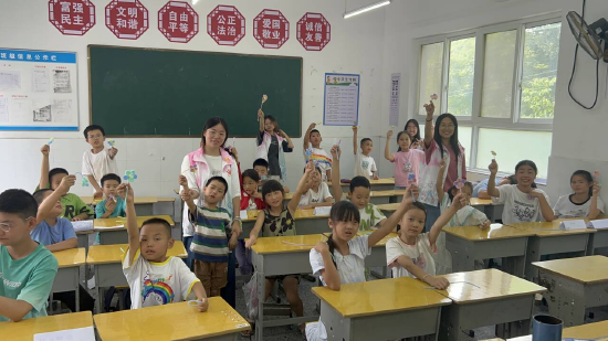 图为手工课结束后成果展示（毛玥摄）