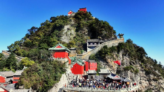 游客登临金顶景区 (刘雪琴 拍摄)