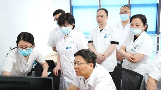 高宝安主任与科室团队讨论疑难病例