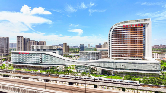 球形大厅将医院左右分开为感染和非感染病区