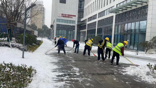 光谷院区工作人员正在清理就医通道上的积雪