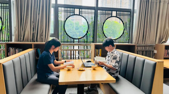 市民在城市书房阅读