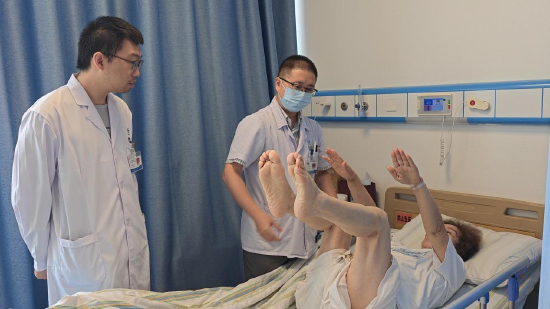 雷刚主任（右）在查房中