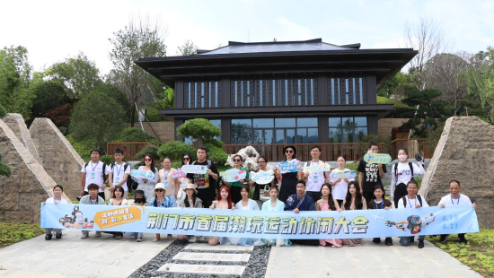 媒体代表和网络达人们在荆门园博园内合影