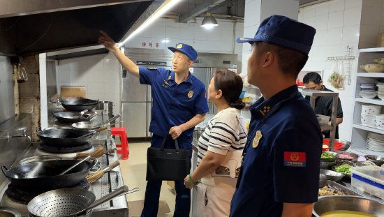 　　随州市消防员在对餐饮门店开展消防安全夜巡行动，为场所负责人讲解厨房防火及初起火灾扑救知识。李林/摄