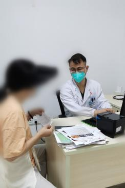 杨澄清正在为一名就诊患者答疑解惑