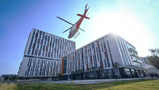 武汉市第一医院盘龙城院区空中急救停机坪与急诊部直线距离仅20米 通讯员代雨朦 摄